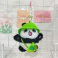 Süßer Cartoon Panda Plüsch Schlüsselanhänger mit grünem Hut und Tasche, Stofftier Puppe Geschenk. - Grüner Hut