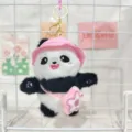 Niedlicher Plüsch-Panda-Schlüsselanhänger mit rosa Sonnenhut und Blütentasche im Detail. - Hut Pink
