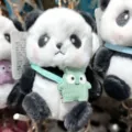 Süßer Cartoon Riesenpanda Plüsch Schlüsselanhänger Puppe mit grüner Tasche Detailansicht - Grüne Umhängetasche (Schlüsselanhänger)