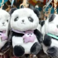 Nahaufnahme Detail des niedlichen Panda Plüschtier Schlüsselanhängers mit Tasche. - Lila Umhängetasche (Schlüsselanhänger)