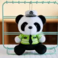 Niedlicher Panda Plüschtier Schlüsselanhänger in grüner Uniform mit Mütze, weicher Taschenanhänger. - Polizei-Panda
