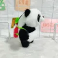 Süßer Panda Plüschtier Schlüsselanhänger mit Mini Rucksack Kuscheltier Puppe Anhänger - Stehender Bär mit Apfel-Rucksack (mit Haargummis)