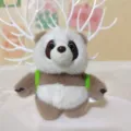 Süßer kleiner Cartoon-Bär Plüschanhänger mit grünem Rucksack, weiche Kuscheltier Puppe. - Stehender brauner Rucksack (mit Haargummis)
