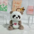Süßer brauner Panda Plüsch Schlüsselanhänger flauschiger Rucksack Anhänger Kuscheltier - Bär mit Wohlstand-Symbol (mit Haargummis)