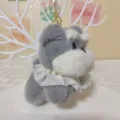 Nahaufnahme eines niedlichen flauschigen grauen Schnauzer Plüschtier-Anhängers mit Spitze. - 12 cm gewöhnliche Perlenkette / Grauer Welpe