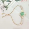Detailansicht der goldenen Damenuhr mit grünem Zifferblatt und verstellbarem Armband. - Grün