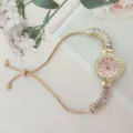 Schicke Damen Quarzarmbanduhr mit rosafarbenem Zifferblatt und verstellbarem Armband. - Rosa