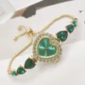 Detailansicht der goldenen Herz Strass Quarzuhr mit grünen Kristallen und verstellbarem Armband. - Gold Grün
