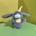 Detalle del tierno peluche de conejo de visión esponjoso, grandes orejas suaves y bonito sombrero. - 12cm / Negro
