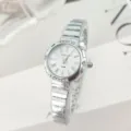 Elegante orologio da donna al quarzo con lunetta in strass, numeri romani e cinturino. - Cassa Argento Quadrante Bianco