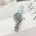 Elegante orologio da donna al quarzo con lunetta in strass argentata e numeri romani. - Cassa Argento Quadrante Nero
