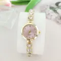 Nahaufnahme Damenuhr Quarzuhr mit Zifferblatt Strass Armband Luxus Detailoptik. - Gold Rosa