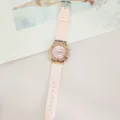 Moderno orologio al quarzo con cinturino in silicone rosa e brillante lunetta in strass - Cinturino in Silicone Rosa