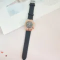 Orologio al quarzo alla moda con cinturino in pelle nera, lunetta strass oro rosa e numeri. - Pelle Nero