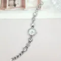 Detailansicht der silbernen Quarzuhr mit Strasskristallen und elegantem Armbanddesign. - Silber Weiß