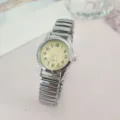 Retro casual roloi quartz me elastiko louraki kai kathara arithmous gia kathimerini xrisi. - Ασημί Γυναικείο
