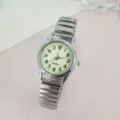 Detailopname van een zilverkleurig quartz horloge met duidelijke cijfers en stretchband. - Damesstijl / Zilver Groen (Dames)