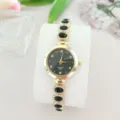 Elegante Damen Quarzarmbanduhr mit schwarzen Kristallen sowie Strass, stilvolles Armband Detail. - Gold Schwarz