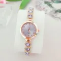 Elegante Damen Quarzuhr mit lila Zifferblatt, Strasssteinen und Roségold Armband. - Pflaumenviolett