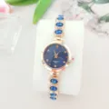 Detailansicht Damenuhr Quarzuhr mit Roségold Gehäuse und blauem Kristallarmband. - Roségold-Blau