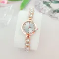 Nahaufnahme einer eleganten roségoldenen Damenuhr mit funkelnden Strassstein-Details. - Roségold Weiß