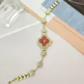 Montre quartz trèfle dorée avec de superbes strass et un cadran rouge très élégant. - Or Rouge
