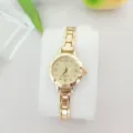 Vue détaillée de la montre quartz dorée pour femme, bracelet métallique élégant, cadran. - Or