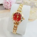 Vue détaillée de la montre quartz femme de luxe dorée avec cadran rouge et bracelet chic. - Or Rouge