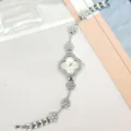 Montre quartz strass trèfle vue détail, design de bracelet floral élégant pour femme. - Blanc Argenté