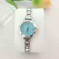 Montre quartz élégante pour femme avec cadran bleu clair et bracelet en métal argenté. - Argent & Bleu Clair