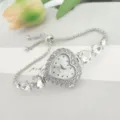 Detailaufnahme einer funkelnden herzförmigen Quarzuhr mit verstellbarem Armband. - Silber Weiß