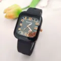 Vue détaillée de la montre quartz carrée noire pour femme avec bracelet silicone et cygne. - Noir
