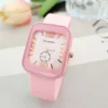 Montre quartz en silicone carrée rose, vue détaillée, accessoire de mode tendance. - Rose