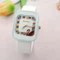Montre quartz pour femme avec bracelet en silicone blanc et cadran carré, élégante et décontractée. - Blanc