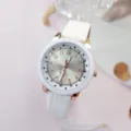 Nahaufnahme einer minimalistischen Damenuhr mit weißem Lederarmband und roségoldenem Gehäuse. - Weiß