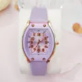 Detailansicht Damen Quarzuhr lila Tonne Form mit Roségold Gehäuse und Silikonarmband. - Gürtel Lila