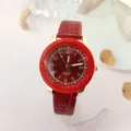 Detailaufnahme der roten Lederarmband-Quarzuhr, minimalistisches Goldgehäuse mit rotem Zifferblatt. - Rot