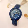 Blaue Damen Quarzarmbanduhr mit Lederarmband goldenem Gehaeuse und arabischen Ziffern schick - Blau