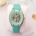 Mintgrüne Damen Tonneau Quarzuhr mit roségoldenen Ziffern und stilvollem Lederarmband. - Minzgrünes Kunstleder