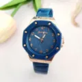 Dettaglio in primo piano dell'orologio al quarzo blu con lunetta ottagonale e quadrante. - Blu