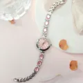 Elegante Damen Quarzuhr mit rosa Kristall Strass Armband filigrane Detailansicht - Silberrosa