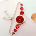 Rote Herz Kristall Quarz Uhr Detail mit elegantem Roségold Schiebearmband Design. - Roségold Rot