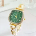 Vista detallada de un reloj de cuarzo para mujer verde cuadrado con bisel de pedrería. - Verde