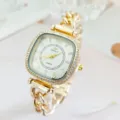 Primer plano detalle de reloj cuarzo mujer cuadrado estrás lujo con correa de cadena elegante. - Blanco