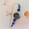 Nahaufnahme Quarz-Uhr mit blauen Herz-Kristallen und verstellbarer Roségold-Kette. - Roségold Blau