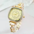 Primer plano detallado de un reloj de cuarzo cuadrado con diamantes dorados de lujo. - Dorado