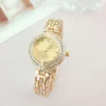 Elegante goldene Damen Quarz Armbanduhr mit Strass und filigranem Kleeblatt Zifferblatt Detail. - Gold