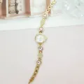 Nahaufnahme Detail der goldenen Damenuhr mit Quarzwerk und rosa Kristallgliederarmband. - Gold Rosa