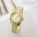 Goldfarbene Strass-Quarzuhr mit funkelnder diamantenbesetzter Lünette und Stahlarmband. - Gold