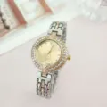 Damen Strass Quarzuhr mit glänzender Diamantlünette und Metallarmband, Detailaufnahme. - Zweifarbig (Gold & Silber)